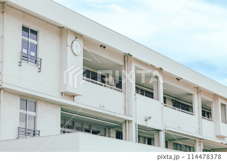青空と学校校舎 114478378