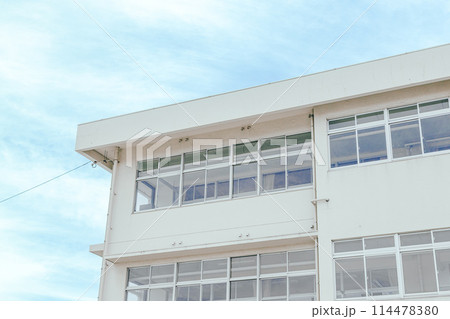 青空と学校校舎 青空と学校校舎 114478380