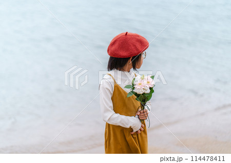 海を背景にした子供 女の子 114478411