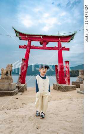 海を背景にした子供 男の子 海を背景にした子供 男の子 114478424