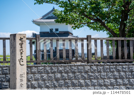 三重県桑名市 七里の渡し付近にある道標と蟠龍櫓 三重県桑名市 七里の渡し付近にある道標と蟠龍櫓 114478501