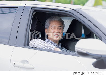 車の運転をしている高齢者ドライバー 車の運転をしている高齢者ドライバー 114479130