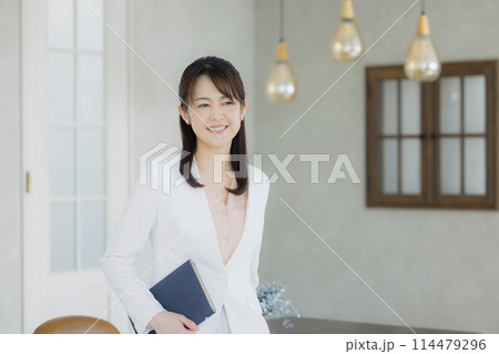 白いスーツの女性 白いスーツの女性 114479296