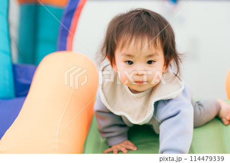 キッズスペース 赤ちゃん カラフル 114479339