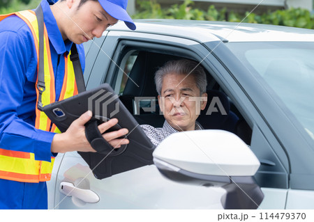 車が故障してロードサービスを利用するシニア男性 114479370
