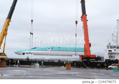 北海道新幹線　車両陸揚げ 114479673