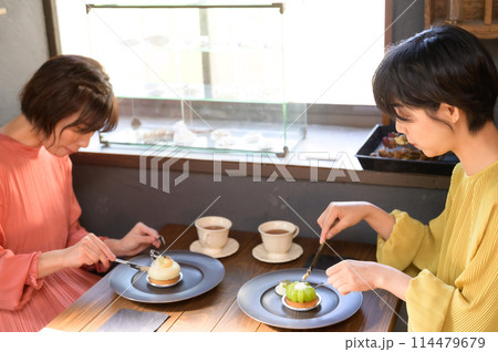 カフェでケーキを食べる二人の女性 カフェでケーキを食べる二人の女性 114479679