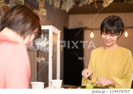 カフェでケーキを食べる二人の女性 カフェでケーキを食べる二人の女性 114479707