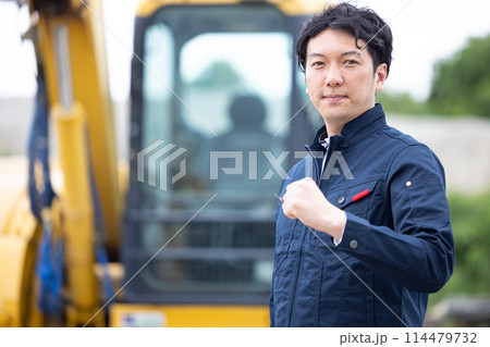 工事現場で働く作業員 114479732