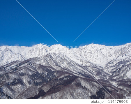 冬の白馬村 冠雪した北アルプス 白馬三山 冬の白馬村 冠雪した北アルプス 白馬三山 114479908