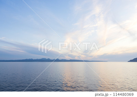 船上から見た九州、国東半島方面付近の夕景 船上から見た九州、国東半島方面付近の夕景 114480369