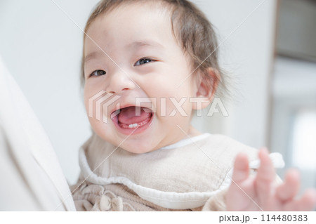 寝起き 昼寝 赤ちゃん 114480383