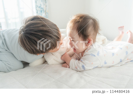 寝起き 昼寝 赤ちゃん 兄弟 仲良し 114480416