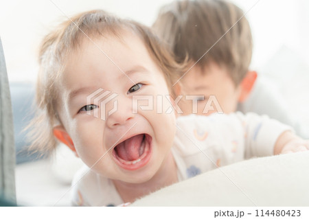 寝起き 昼寝 赤ちゃん 兄弟 仲良し 寝起き 昼寝 赤ちゃん 兄弟 仲良し 114480423