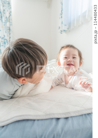 寝起き 昼寝 赤ちゃん 兄弟 仲良し 114480433