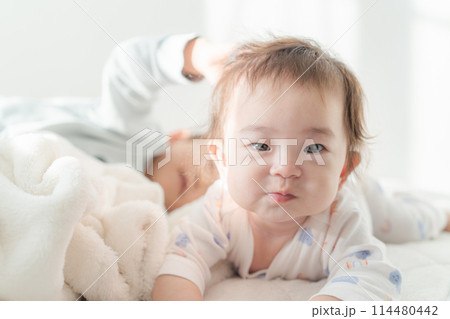 寝起き 昼寝 赤ちゃん 兄弟 仲良し 寝起き 昼寝 赤ちゃん 兄弟 仲良し 114480442