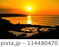 山陰の海に沈む夕陽と棚田 114480470