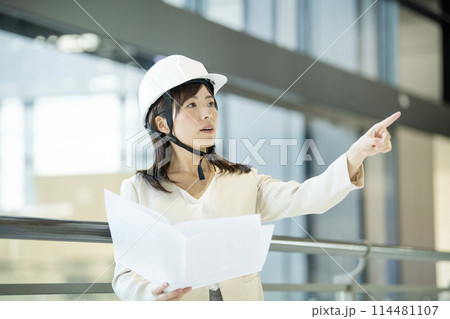 ビル　女性　働く人 114481107