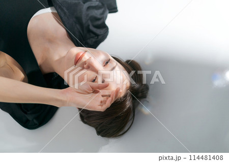 床に寝転ぶ女性 床に寝転ぶ女性 114481408