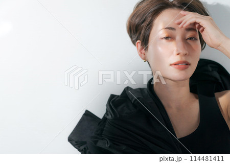 床に寝転ぶ女性 床に寝転ぶ女性 114481411