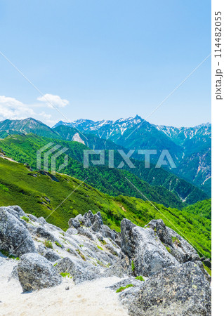 夏の燕岳登山（北燕岳山頂から槍ヶ岳方面の眺め） 114482055