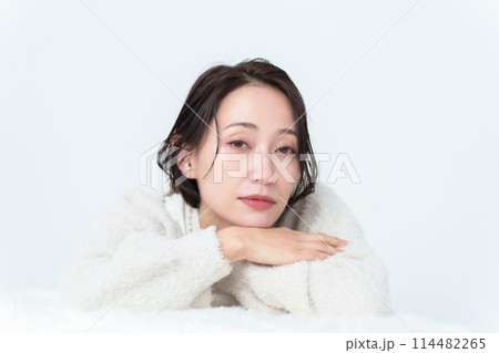 メイクをした短髪の女性 ポートレート メイクをした短髪の女性 ポートレート 114482265