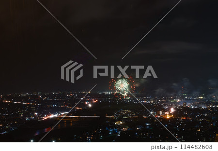 工業地帯上空の壮大な花火の光景 工業地帯上空の壮大な花火の光景 114482608