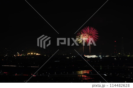 工業地帯上空の壮大な花火の光景 工業地帯上空の壮大な花火の光景 114482628