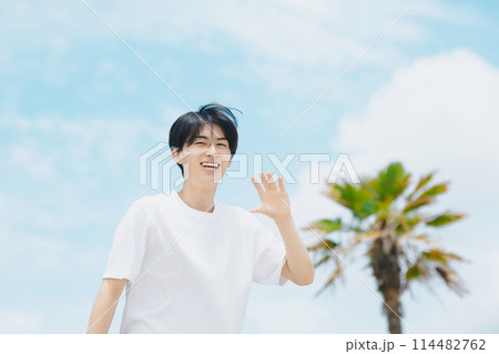 夏の爽やかな若い男性 夏の爽やかな若い男性 114482762