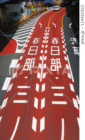 JR東日本の上野駅の正面玄関口につながるペデストリアンデッキから見下ろした国道4号の風景 JR東日本の上野駅の正面玄関口につながるペデストリアンデッキから見下ろした国道4号の風景 114482922