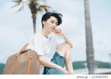 夏の爽やかな若い男性 夏の爽やかな若い男性 114482941