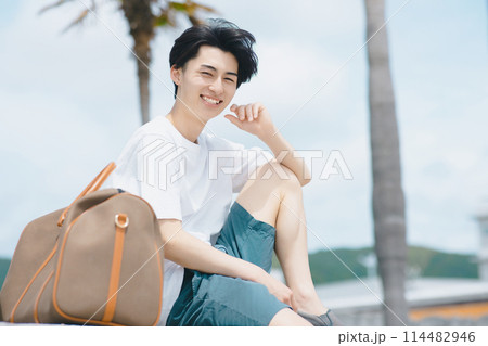 夏の爽やかな若い男性 夏の爽やかな若い男性 114482946