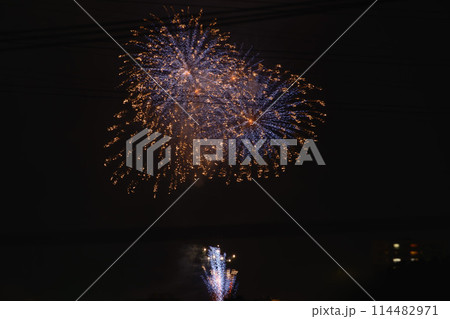 都市の夜空を彩る華麗な花火と電線 114482971