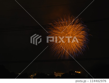都市の夜空を彩る華麗な花火と電線 114482976