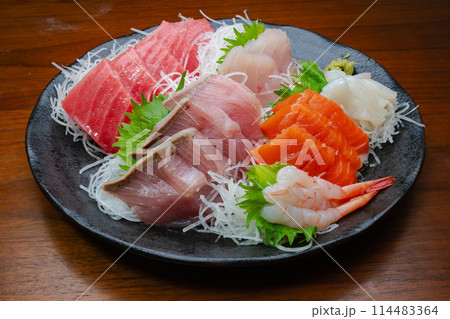 美味しそうな海鮮盛り合わせ 一皿 俯瞰 美味しそうな海鮮盛り合わせ 一皿 俯瞰 114483364