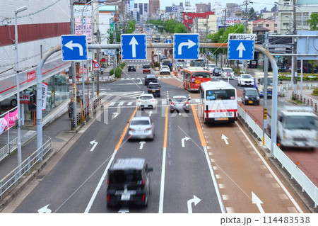 右折レーンの右側に設置された名古屋の不思議なバスレーン 右折レーンの右側に設置された名古屋の不思議なバスレーン 114483538