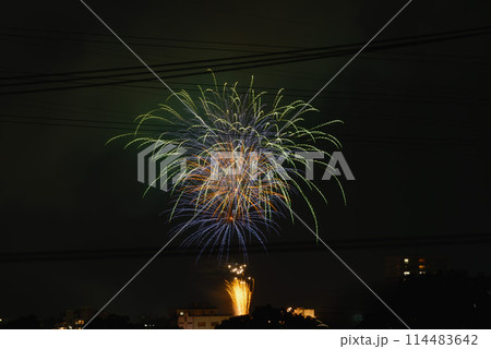 都市の夜空を彩る華麗な花火と電線 114483642