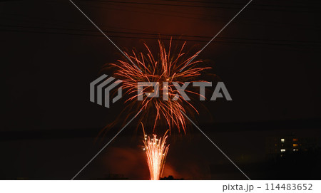 都市の夜空を彩る華麗な花火と電線 114483652
