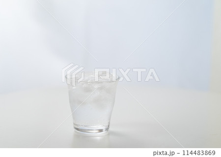 窓際の炭酸水グラス 窓際の炭酸水グラス 114483869