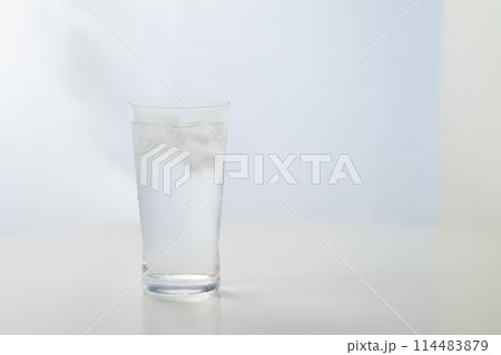 窓際の炭酸水グラス 窓際の炭酸水グラス 114483879