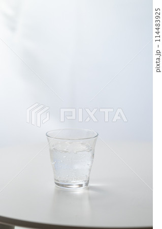 窓際の炭酸水グラス 114483925