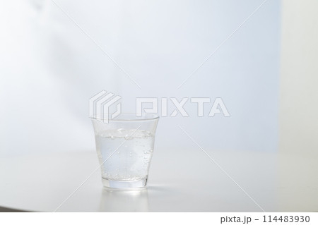 窓際の炭酸水グラス 窓際の炭酸水グラス 114483930