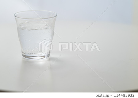 窓際の炭酸水グラス 窓際の炭酸水グラス 114483932