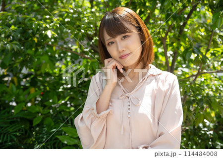 屋外で寛ぐ女性 114484008