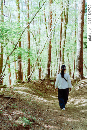 山梨で山登りをする女性 山梨で山登りをする女性 114484700