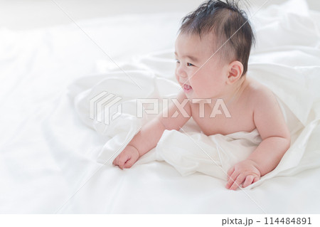 裸の赤ちゃん・0歳 114484891