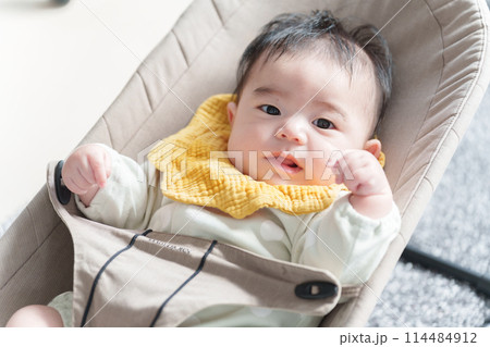 バウンサーに乗る赤ちゃん 114484912