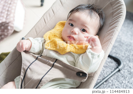 バウンサーに乗る赤ちゃん バウンサーに乗る赤ちゃん 114484913