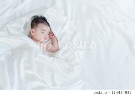 昼寝する裸の赤ちゃん 114484935
