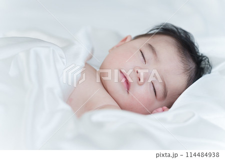 昼寝する裸の赤ちゃん 昼寝する裸の赤ちゃん 114484938